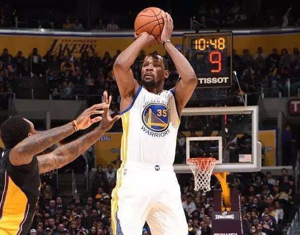 体育足协杯：山东泰山抵达佛山 两位新星有望出战